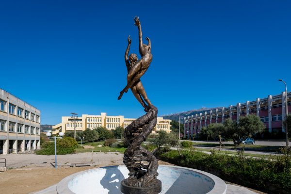 Γλυπτό "'Έλικα του DNA" του Πανεπιστημίου Πατρών