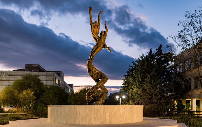 Εικόνα από το γλυπτό του Πανεπιστημίου Πατρών «Διπλή έλικα DNA»